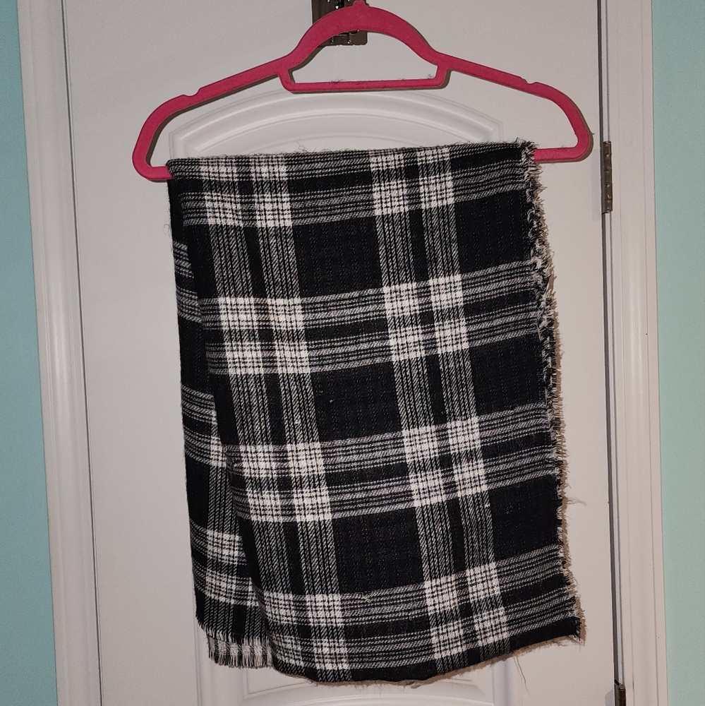 NWOT Black & white reversible blanket scarf